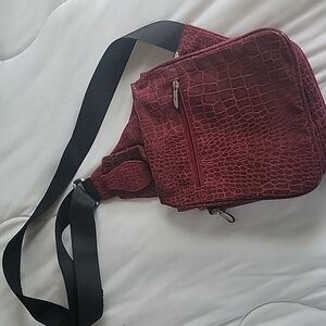 TRAVELON ADJUSTABLE CROSSBODY/SLING BAG  RED/BLACK